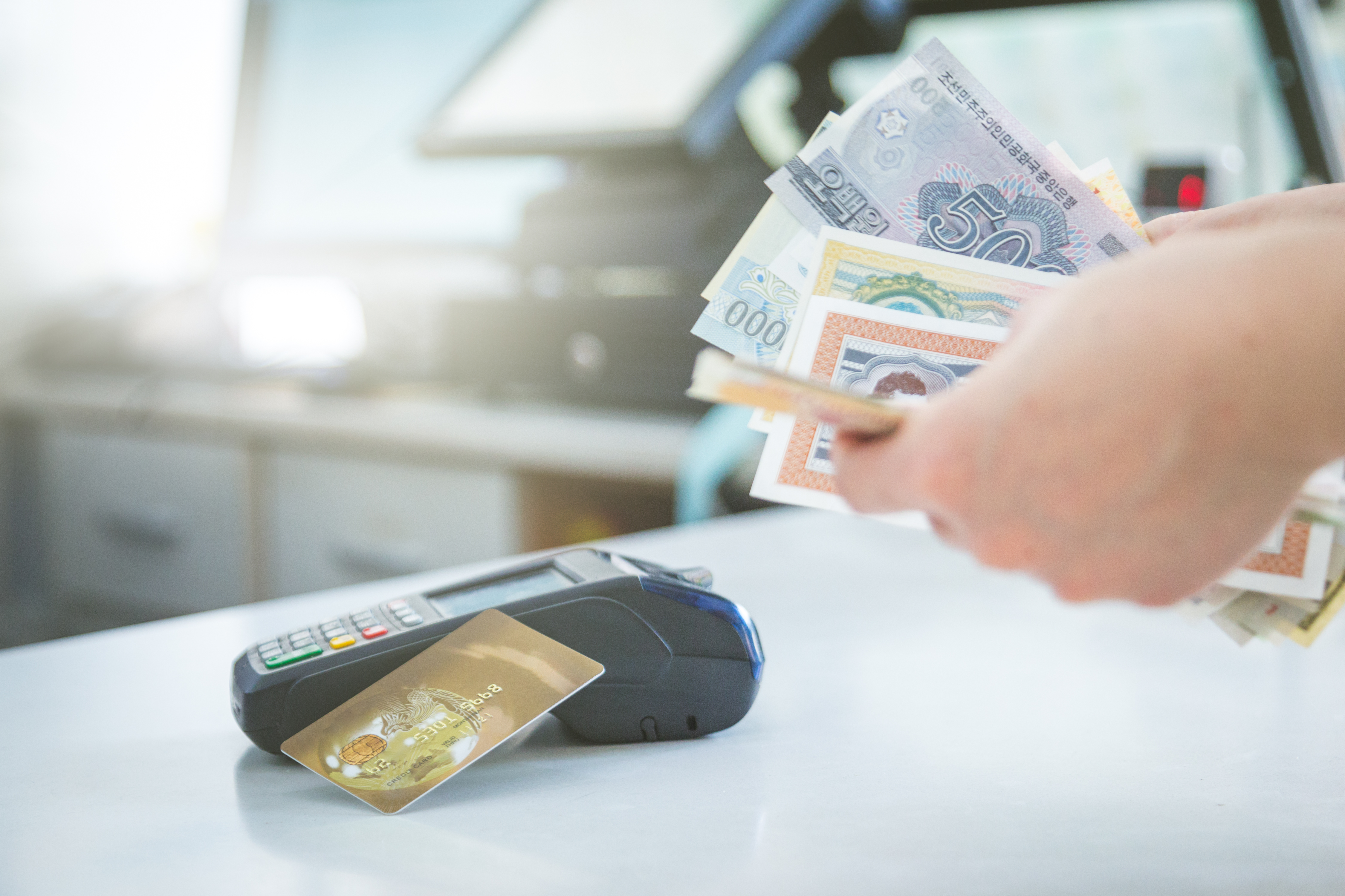 Airport Currency Exchange vs Forex Card: Which Is Better in 2026?